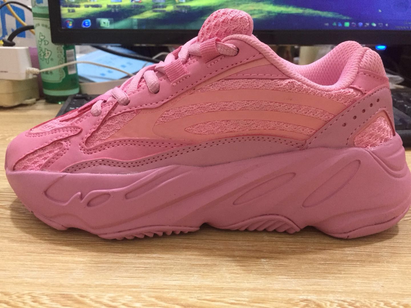 Adidas yeezy 700 store con strisce rosa